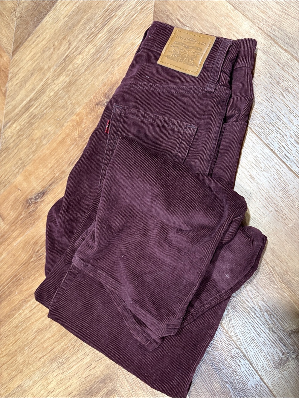 Womens Levi’s High-Rise Straight Leg Corduroy Pants in Burgundy size 24